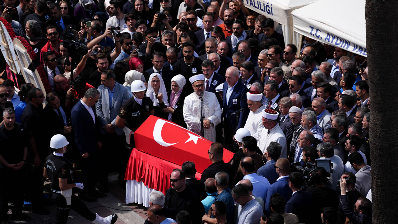 İsrail'in katlettiği Ayşenur Ezgi Eygi son yolculuğuna uğurlandı - 3. Resim