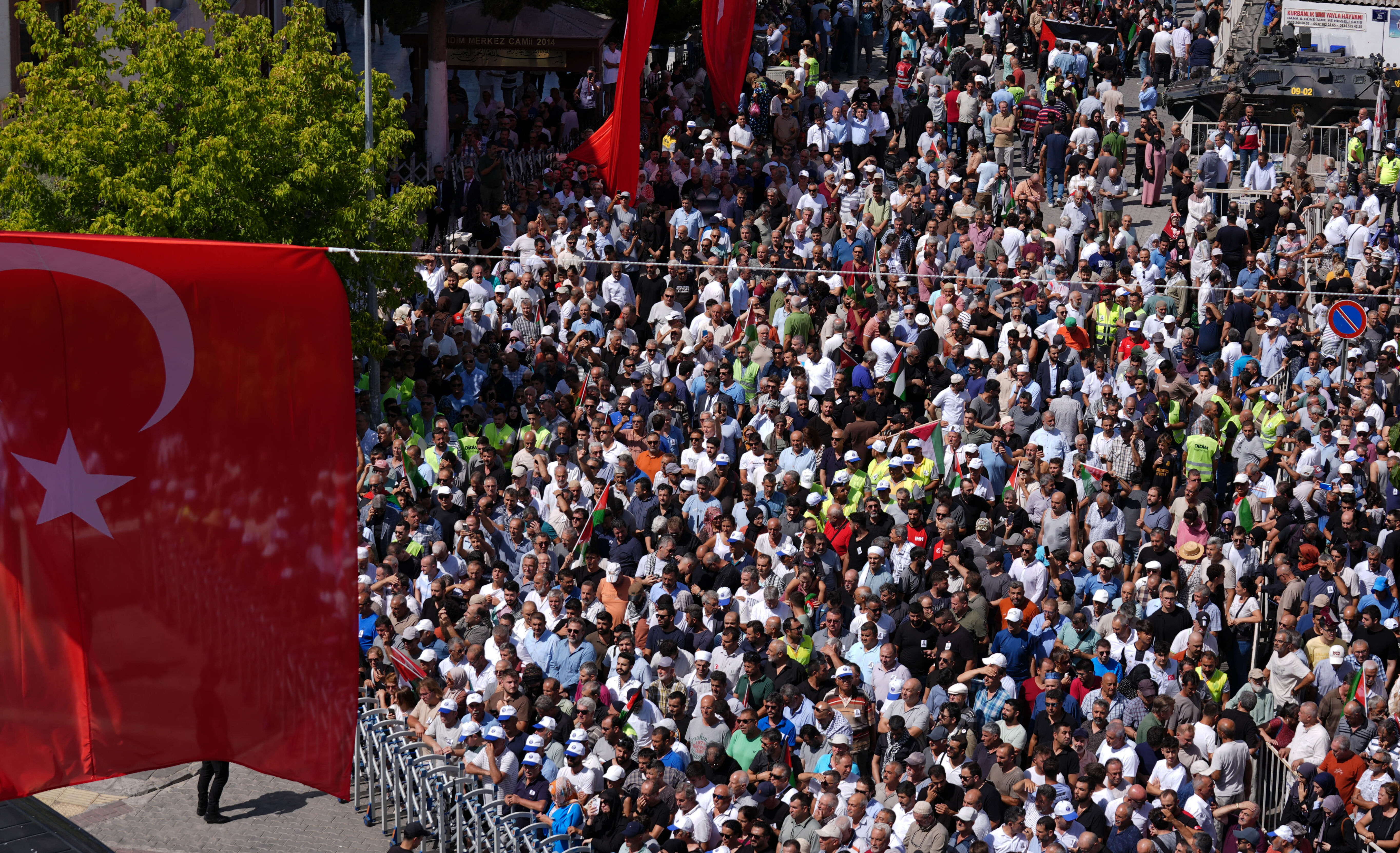 İsrail'in katlettiği Ayşenur Ezgi Eygi son yolculuğuna uğurlandı - 2. Resim