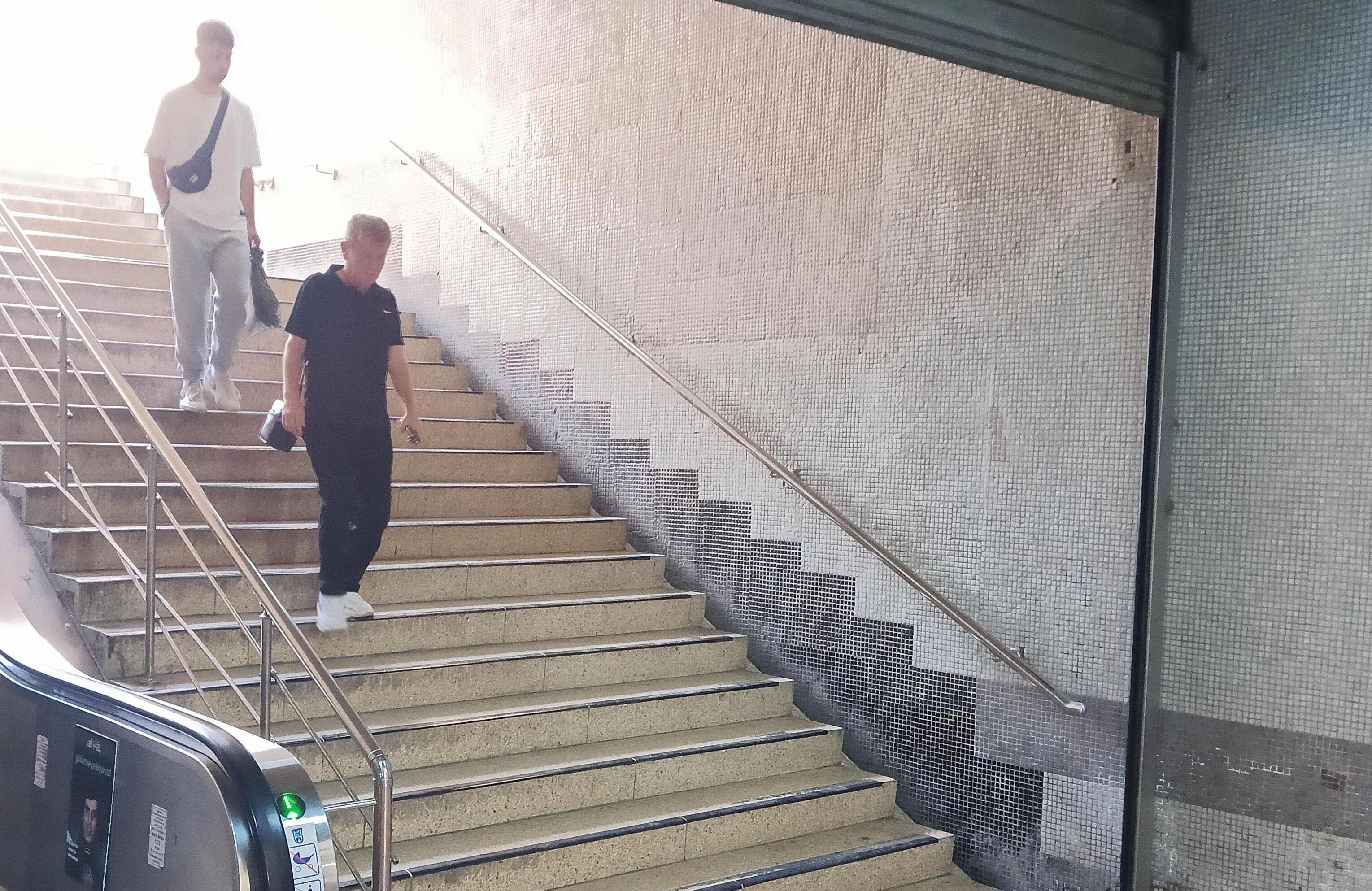 Metroda korkunç olay! Karısını sırtından vurup öldürdü Metroda korkunç olay! Karısını sırtından vurup öldürdü - 1. Resim