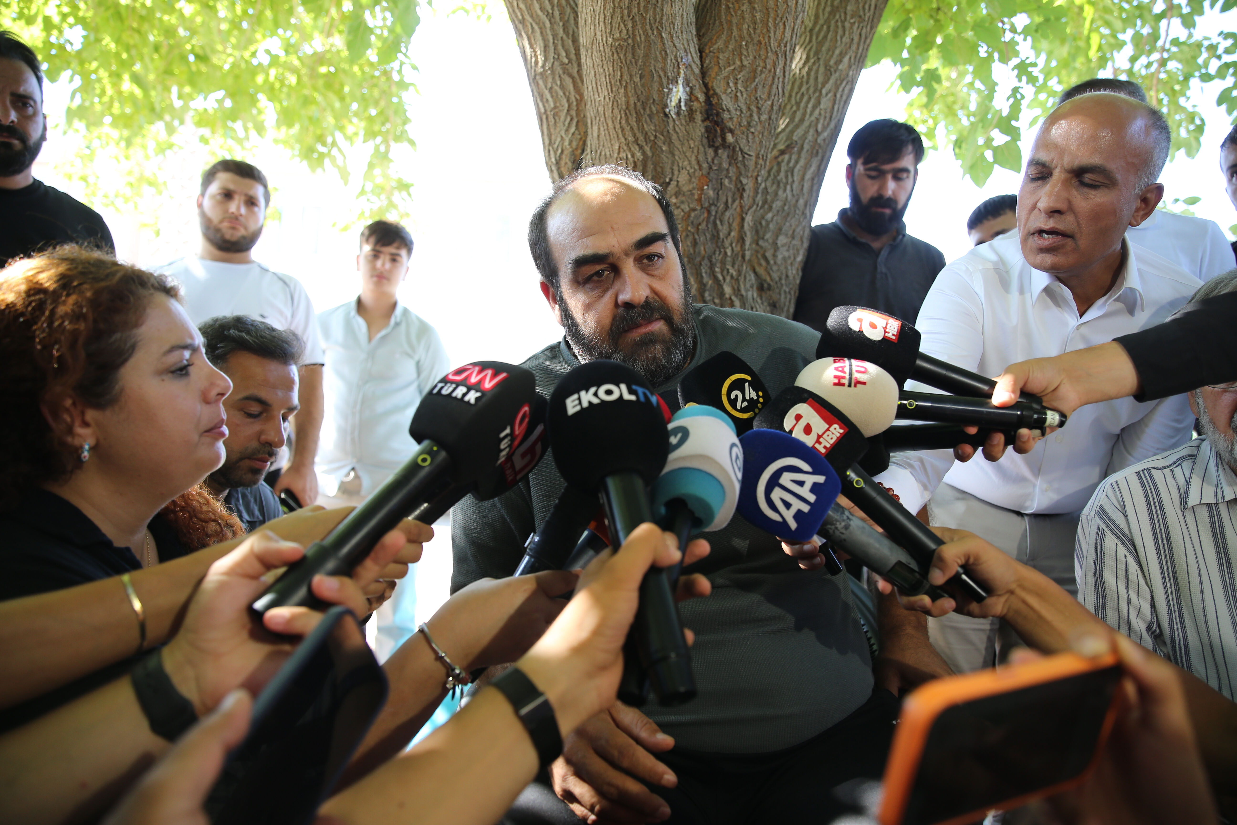 Narin'in babası Arif Güran'dan yeni açıklama: Camdan kaçmaya çalıştı, yanıma gelip bana... Narin'in babası Arif Güran'dan yeni açıklama: Camdan kaçmaya çalıştı, yanıma gelip bana... - 1. Resim