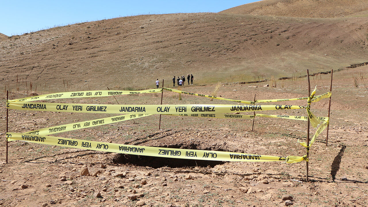Obruk desen değil! Görüntüsü vatandaşları korkuttu, ekipler hemen harekete geçti Obruk desen değil! Görüntüsü vatandaşları korkuttu, ekipler hemen harekete geçti - 2. Resim