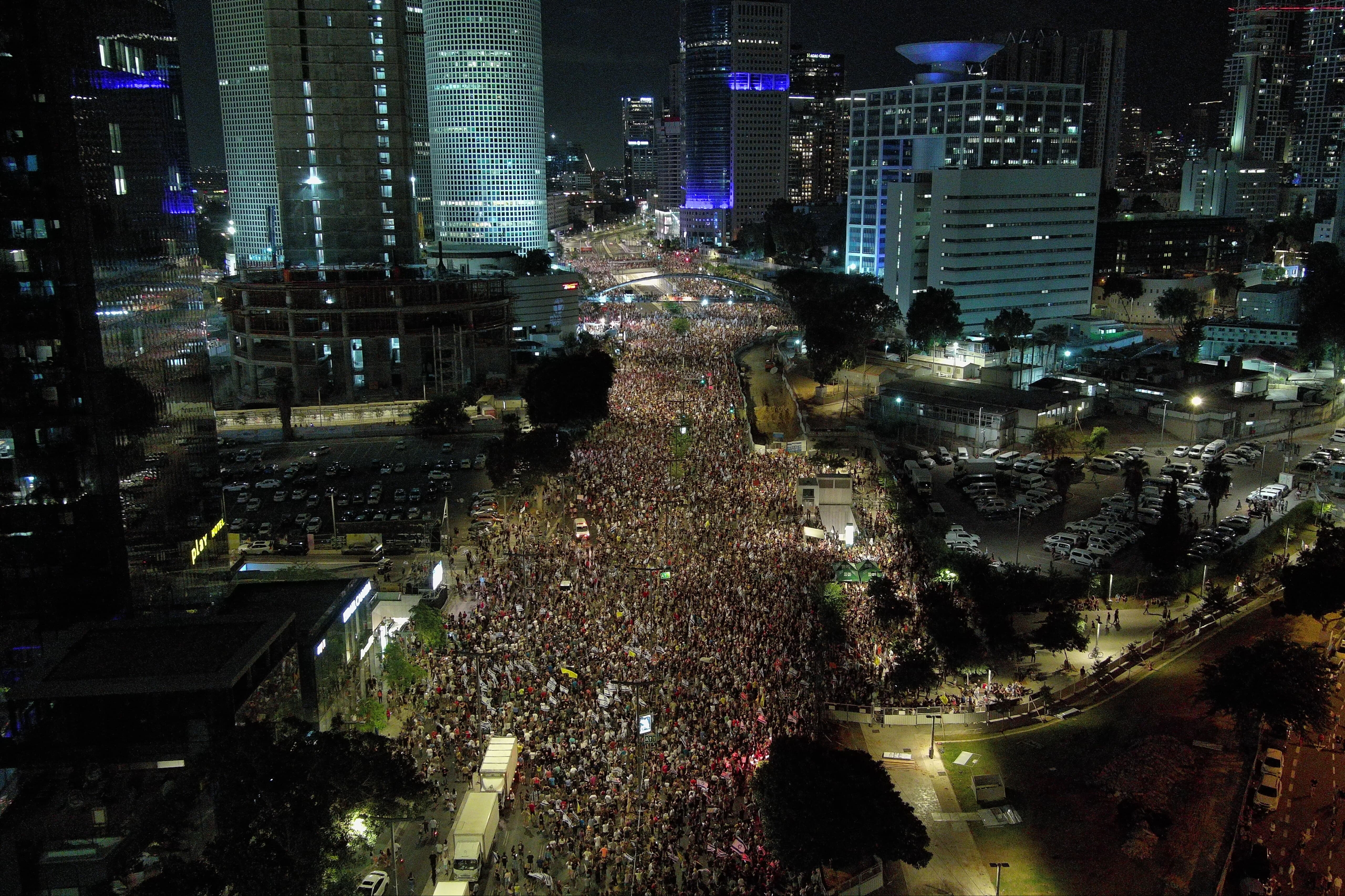 On binlerce kişi Netanyahu'ya karşı sokakta! Tel Aviv'de görülmemiş protesto On binlerce kişi Netanyahu'ya karşı sokakta! Tel Aviv'de görülmemiş protesto - 1. Resim