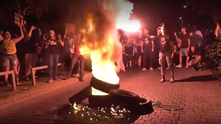 On binlerce kişi Netanyahu'ya karşı sokakta! Tel Aviv'de görülmemiş protesto On binlerce kişi Netanyahu'ya karşı sokakta! Tel Aviv'de görülmemiş protesto - 2. Resim