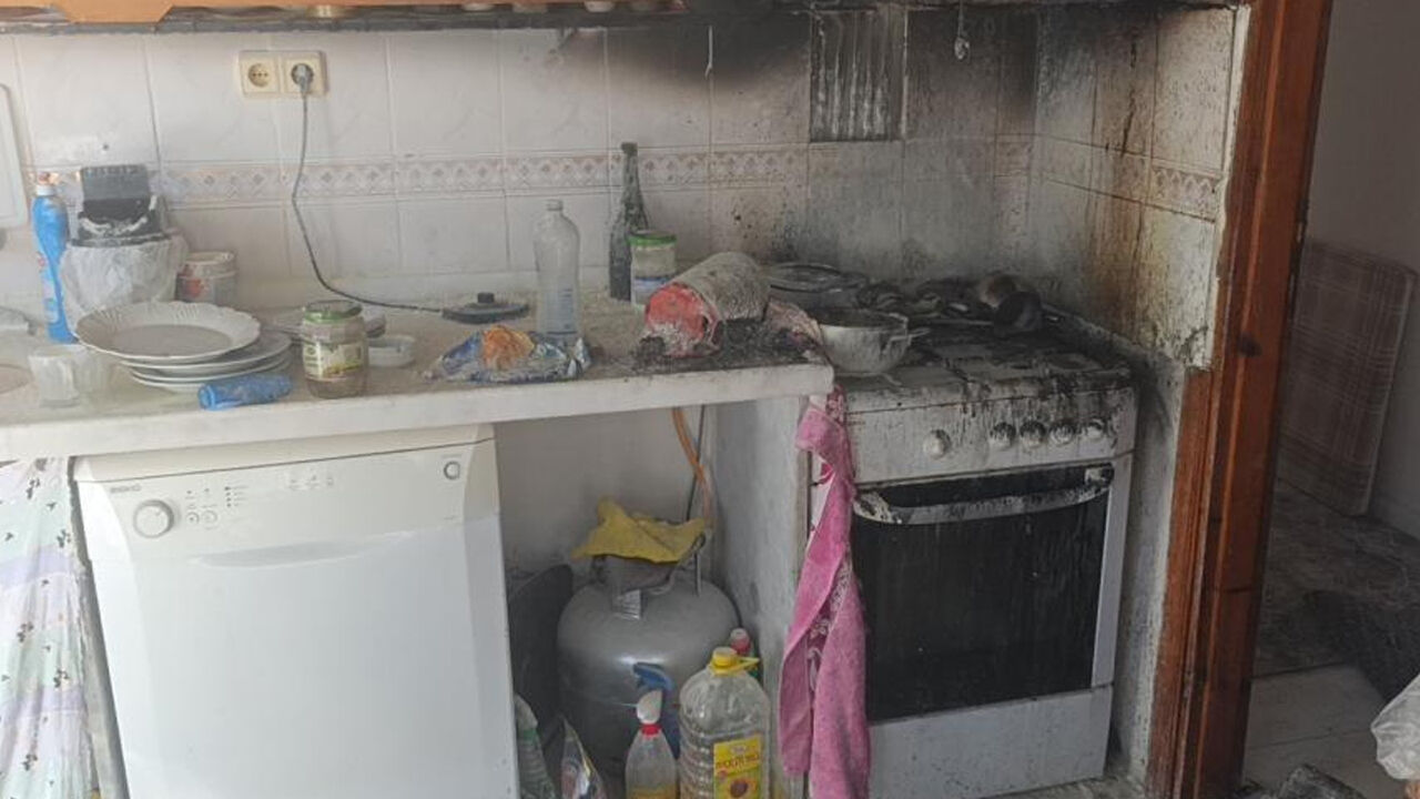 Yer Antalya: Yağ dolu tencereyi ocakta unutunca evi yaktı! - 1. Resim