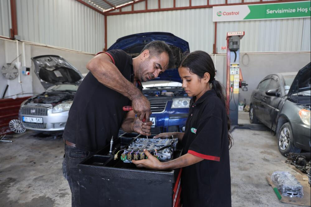 9 yaşında başladı, ustalara taş &ccedil;ıkardı! K&uuml;&ccedil;&uuml;k kızın tek bir hayali var, babasından ayrı... - 6. Resim