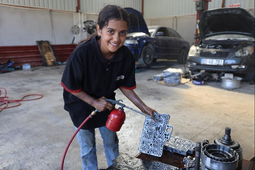 9 yaşında başladı, ustalara taş &ccedil;ıkardı! K&uuml;&ccedil;&uuml;k kızın tek bir hayali var, babasından ayrı... - 2. Resim