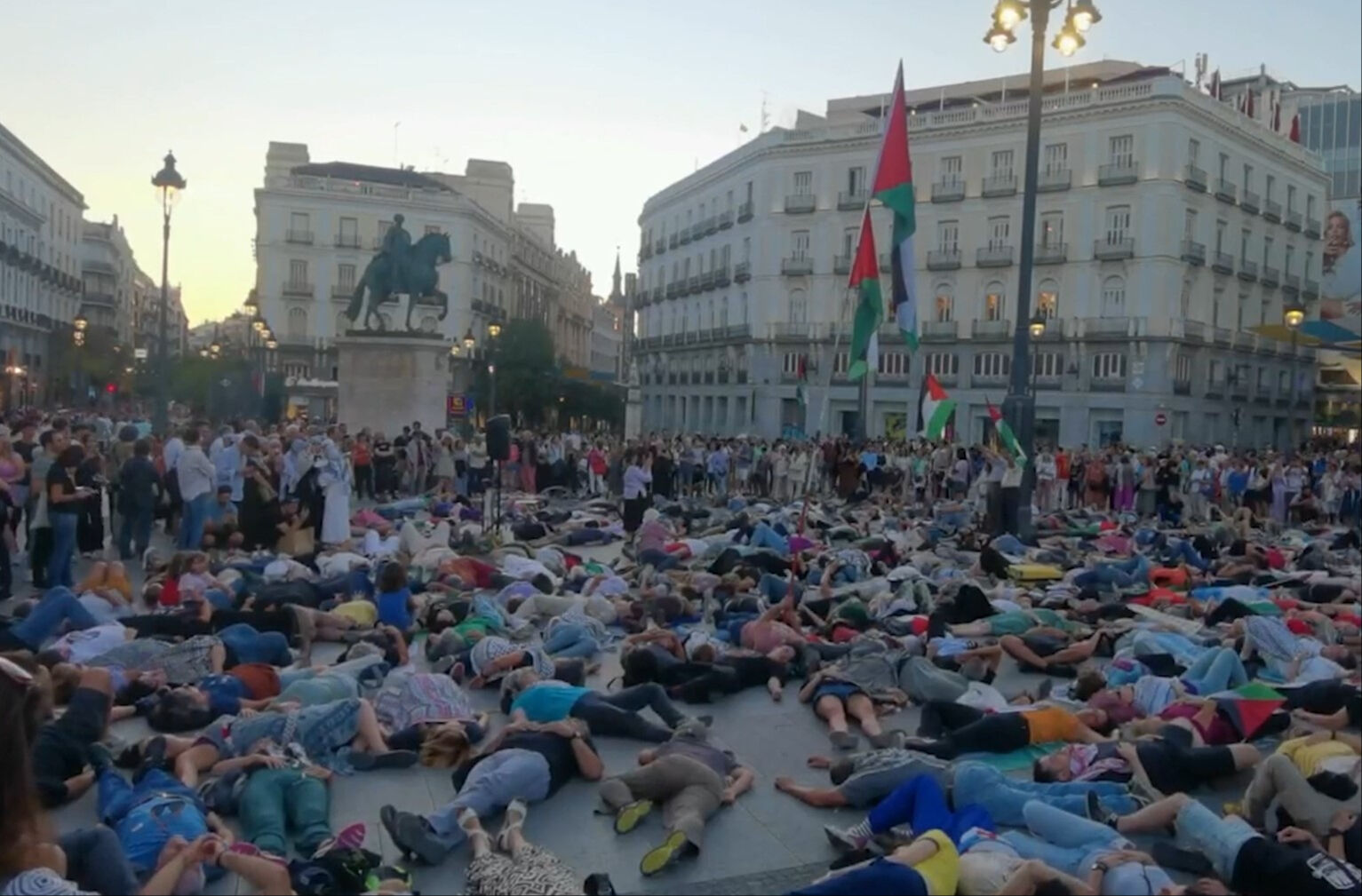 İspanyollar Madrid sokaklarında İsrail'in Gazze'deki soykırımını protesto etti - 2. Resim