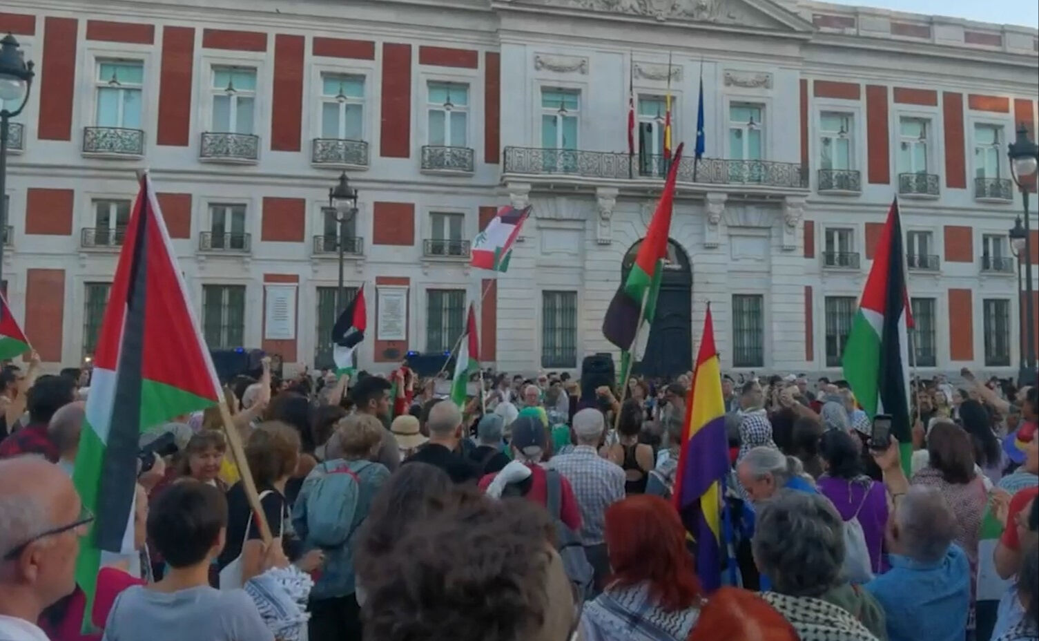 İspanyollar Madrid sokaklarında İsrail'in Gazze'deki soykırımını protesto etti - 4. Resim