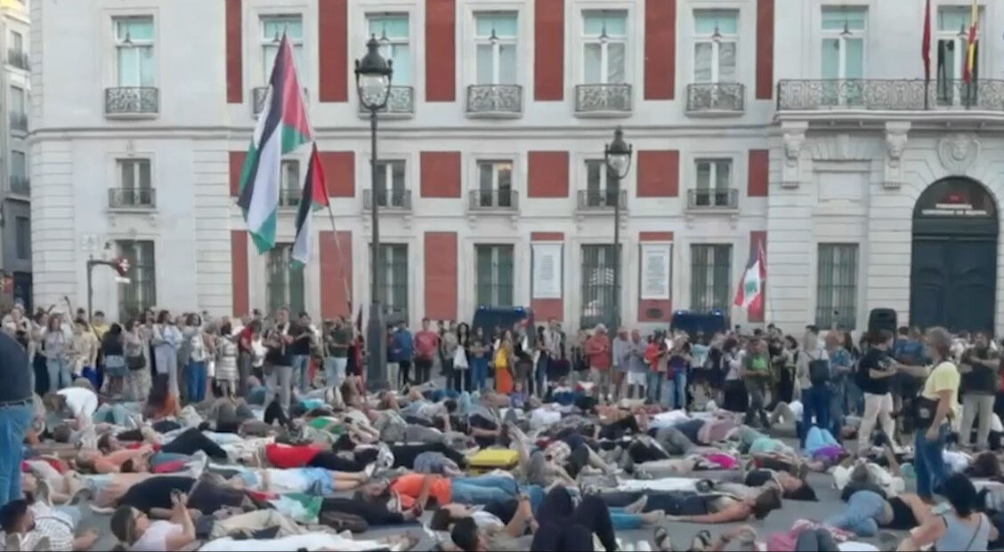İspanyollar Madrid sokaklarında İsrail'in Gazze'deki soykırımını protesto etti - 3. Resim