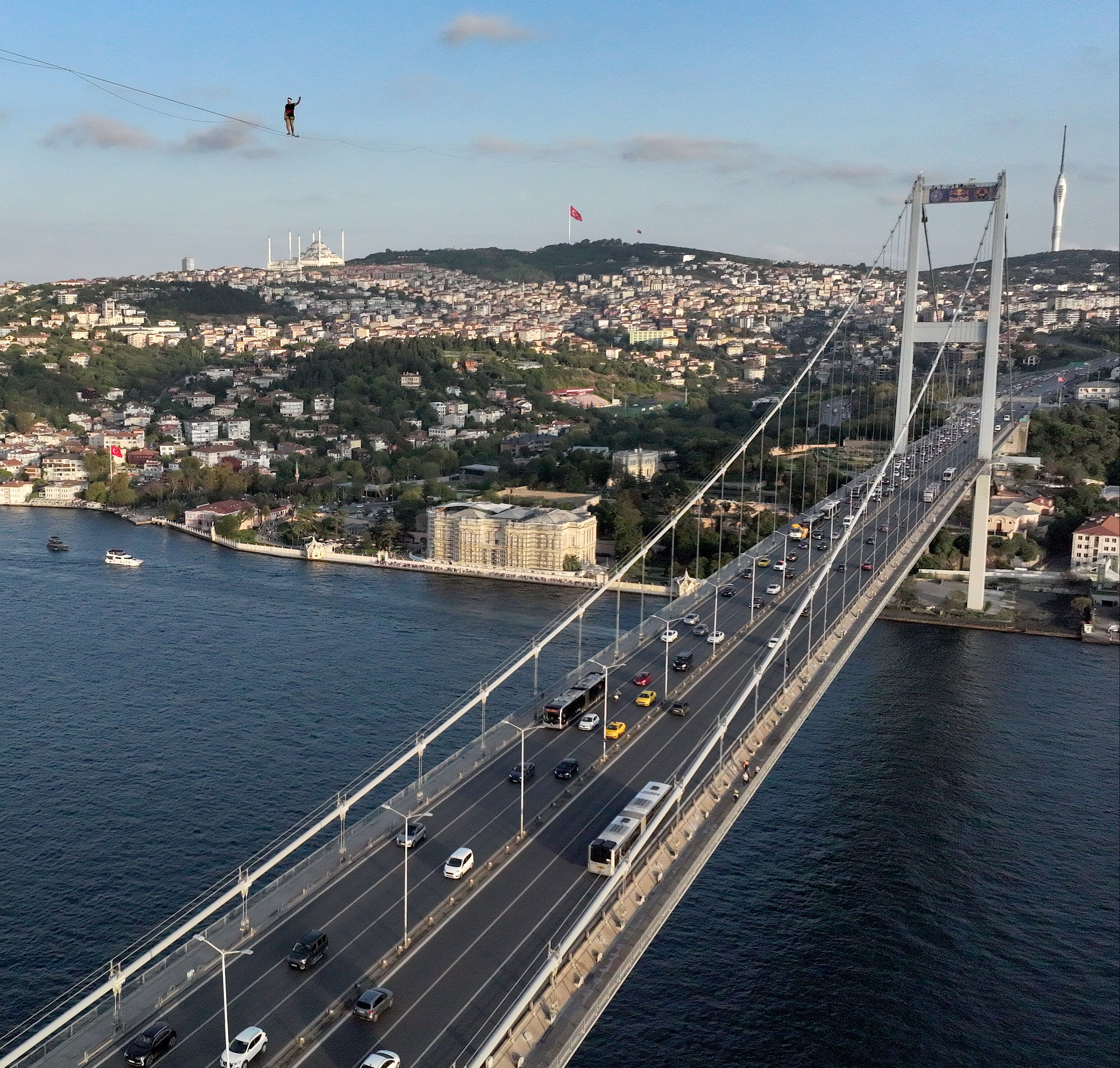 İstanbul Boğazı'nda tarihi anlar! İp üstünde Asya'dan Avrupa'ya geçti - 1. Resim