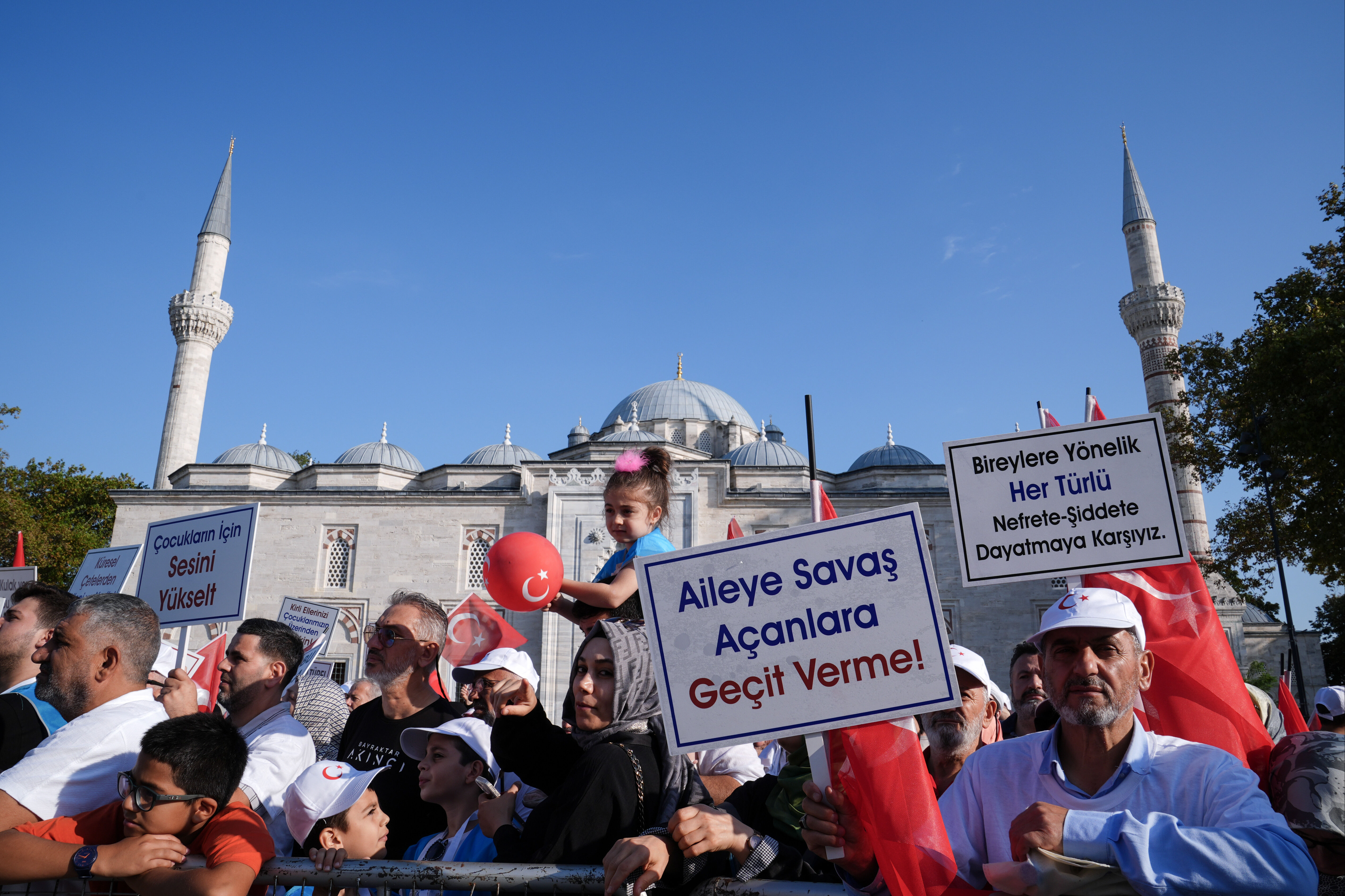 LGBT'ye karşı sessiz yürüyüş! Yüzlerce kişi Saraçhane'de toplandı - 1. Resim