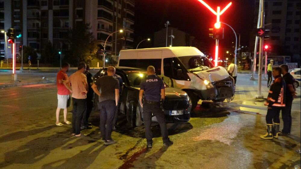 Malatya'da sivil polis aracı kaza yaptı, yaralılar var - 1. Resim