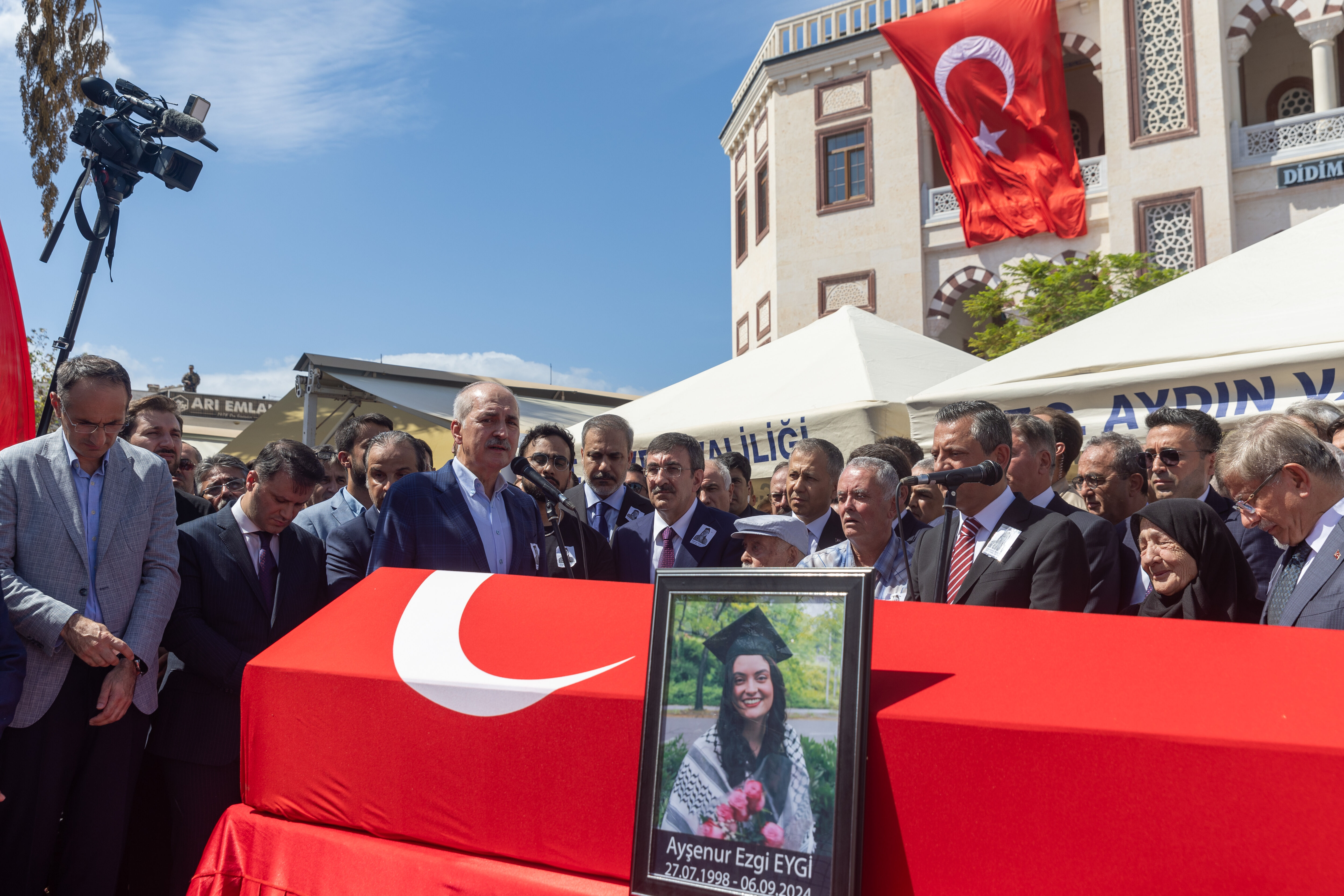 Son yolculuğuna devlet uğurladı! Filistin şehidi Ayşenur Ezgi Eygi’ye veda Son yolculuğuna devlet uğurladı! Filistin şehidi Ayşenur Ezgi Eygi’ye veda - 2. Resim
