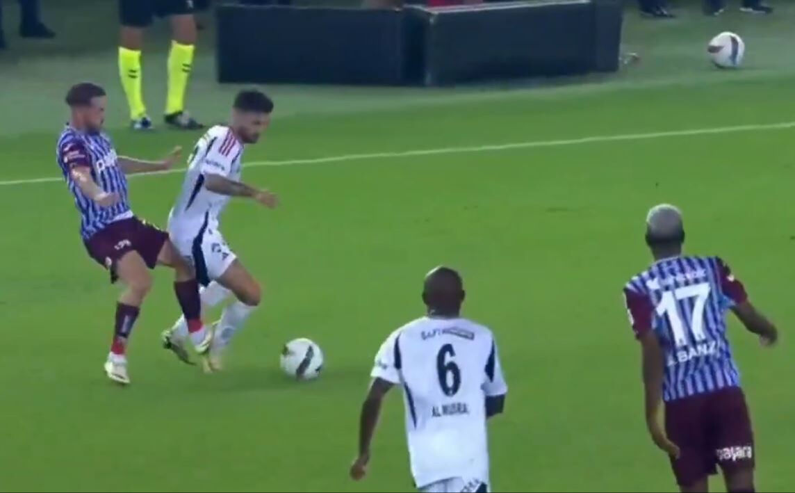 Trabzonspor-Beşiktaş maçında VAR devreye girdi kırmızı kart çıktı Trabzonspor-Beşiktaş maçında VAR devreye girdi kırmızı kart çıktı - 1. Resim