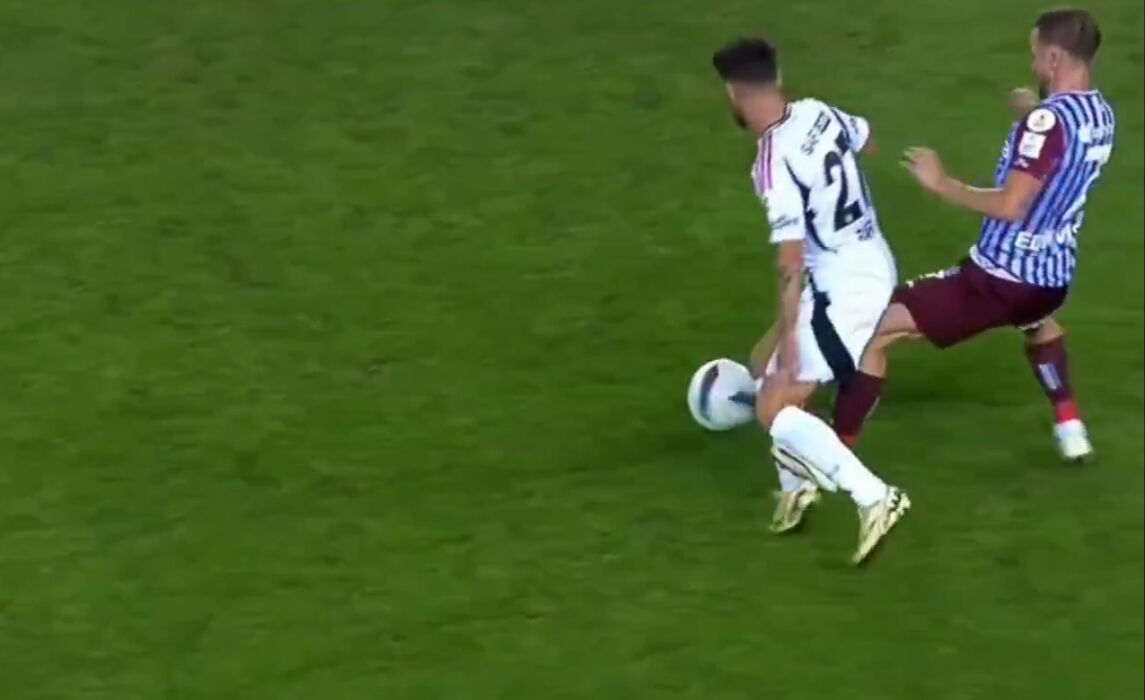 Trabzonspor-Beşiktaş maçında VAR devreye girdi kırmızı kart çıktı Trabzonspor-Beşiktaş maçında VAR devreye girdi kırmızı kart çıktı - 2. Resim