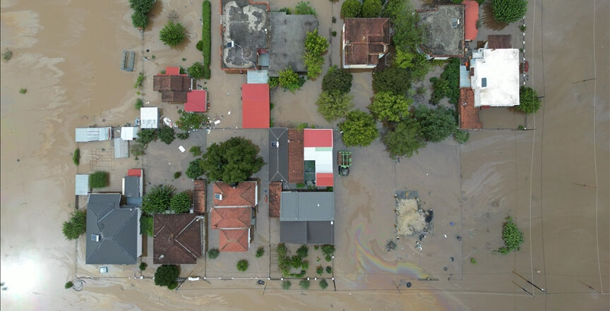 Yunan sel mağdurları hükümeti protesto etti! Vatandaşlar yetersiz yardımlara isyan etti Yunan sel mağdurları hükümeti protesto etti! Vatandaşlar yetersiz yardımlara isyan etti - 2. Resim