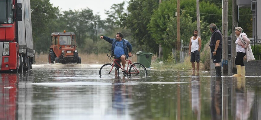 Yunan sel mağdurları hükümeti protesto etti! Vatandaşlar yetersiz yardımlara isyan etti Yunan sel mağdurları hükümeti protesto etti! Vatandaşlar yetersiz yardımlara isyan etti - 1. Resim