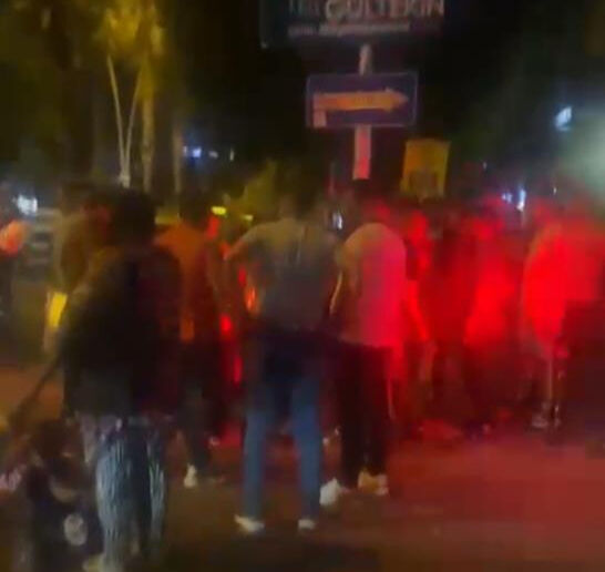 Adana'da bekçiyi bıçaklayan gen kadın ayağından vurularak durduruldu! Sokakta dehşet saçtı - 1. Resim