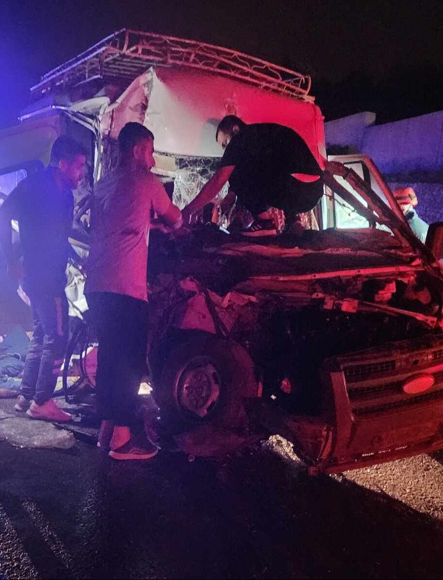 Adana'da tarım işçilerini taşıyan minibüs kazada yaptı! Çok sayıda yaralı var - 1. Resim