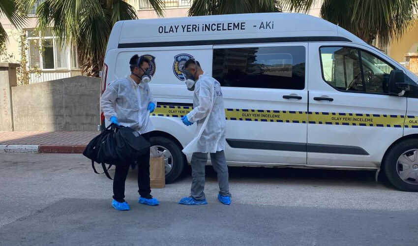 Antalya’da şüpheli olay: Ölümü evden gelen kokuyla ortaya çıktı, kızı kahroldu - 1. Resim