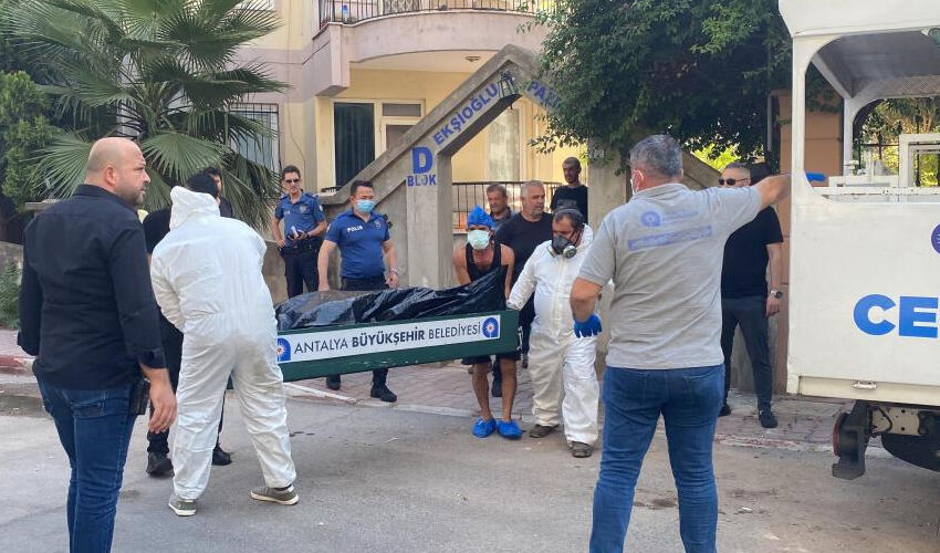Antalya’da şüpheli olay: Ölümü evden gelen kokuyla ortaya çıktı, kızı kahroldu - 3. Resim