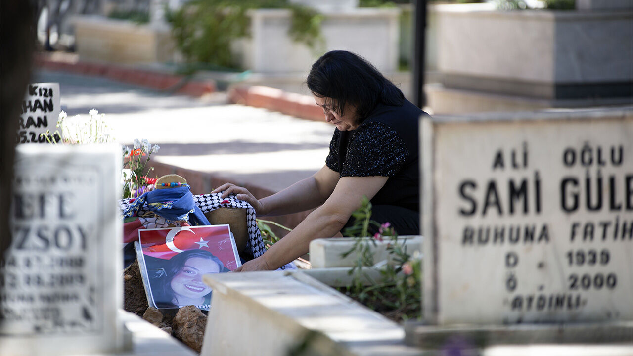 Ayşenur Ezgi Eygi'nin mezarına bırakılan pankart dikkat çekti! Annesinin ziyareti yürekleri dağladı - 1. Resim