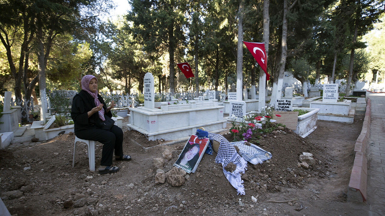 Ayşenur Ezgi Eygi'nin mezarına bırakılan pankart dikkat çekti! Annesinin ziyareti yürekleri dağladı - 3. Resim