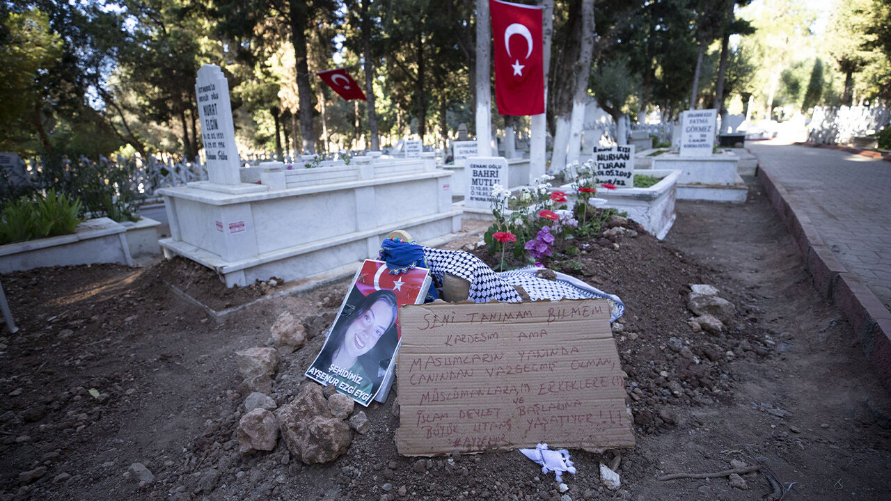 Ayşenur Ezgi Eygi'nin mezarına bırakılan pankart dikkat çekti! Annesinin ziyareti yürekleri dağladı - 2. Resim