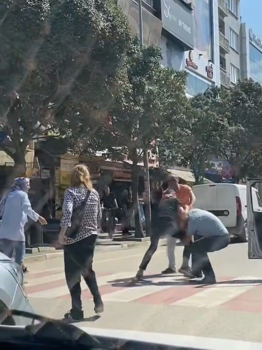 Bursa'da yol verme kavgası boks maçını aratmadı! Görüntüler 'Yok artık' dedirtti Bursa'da yol verme kavgası boks maçını aratmadı! Görüntüler 'Yok artık' dedirtti - 1. Resim