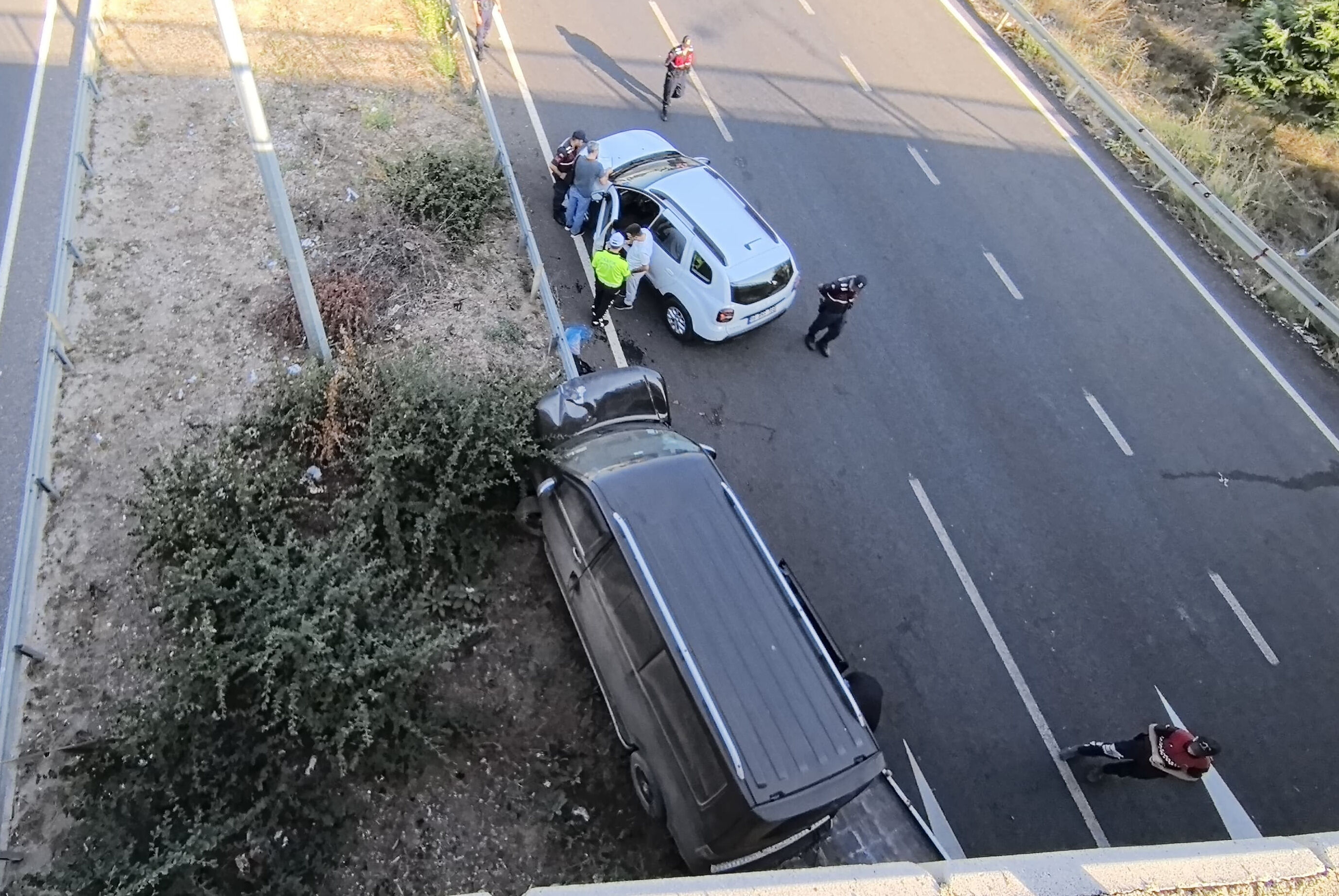 Cenazeden dönen ailenin bulunduğu minibüs bariyerlere saplandı - 1. Resim