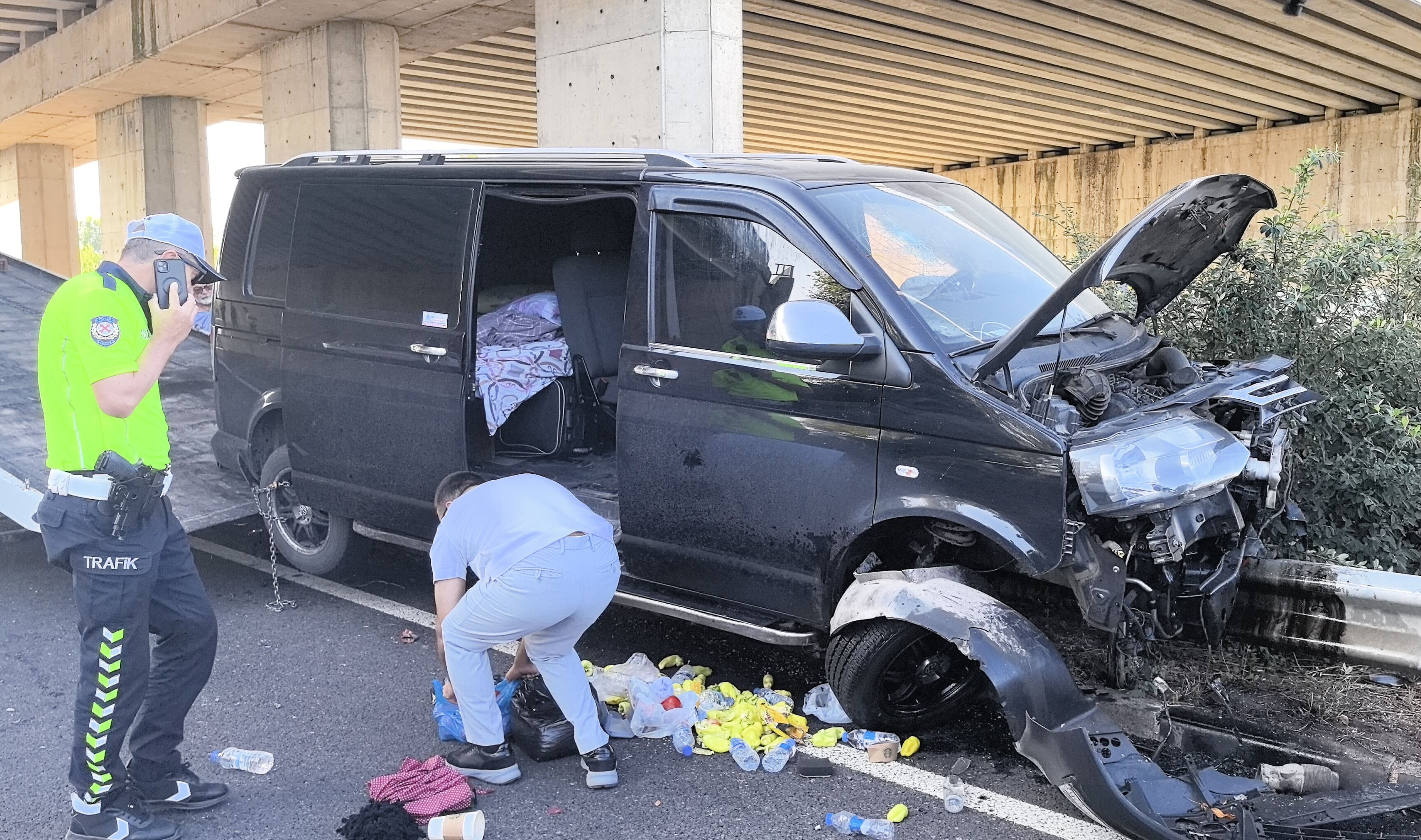 Cenazeden dönen ailenin bulunduğu minibüs bariyerlere saplandı - 2. Resim