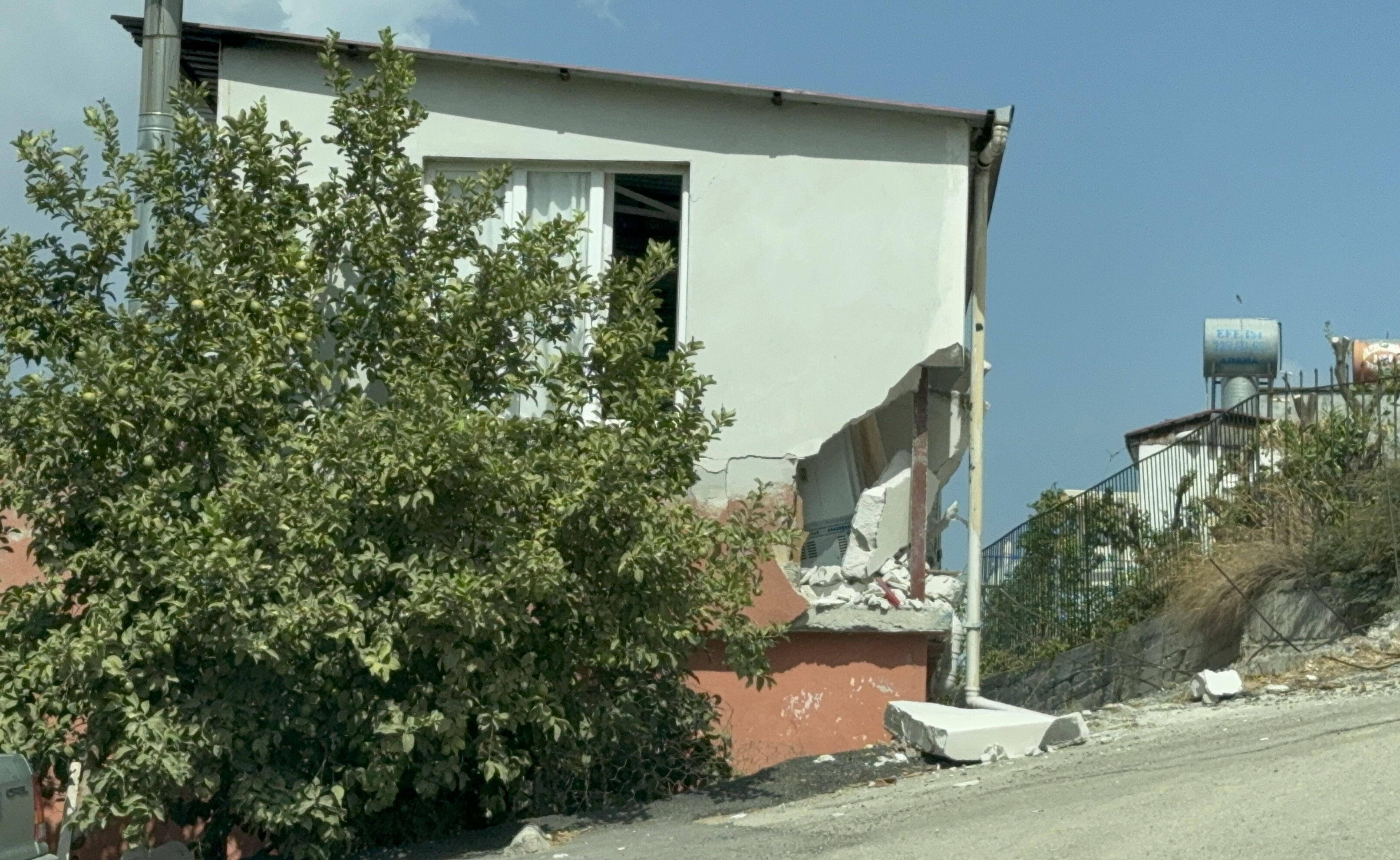 İlginç anlar! Evde otururken kamyon çarptı - 1. Resim