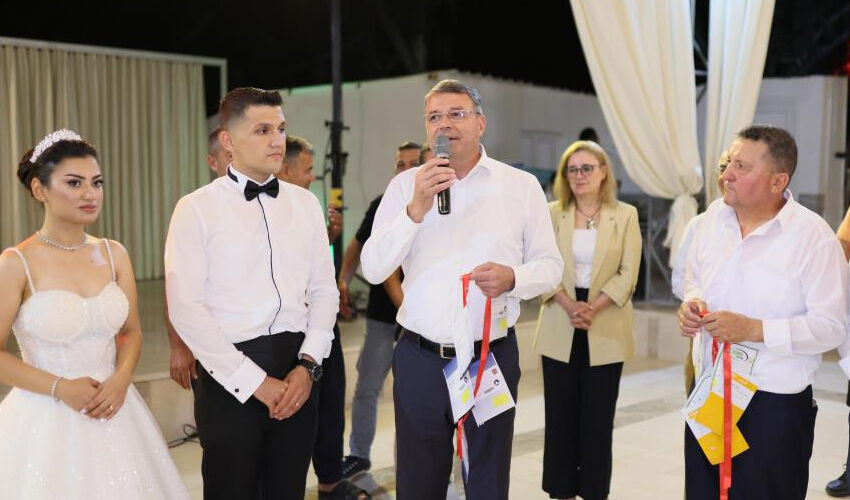 Mersin’de belediye başkanından gelin ve damada ilginç takı! Beşi bir yerde yerine... - 3. Resim