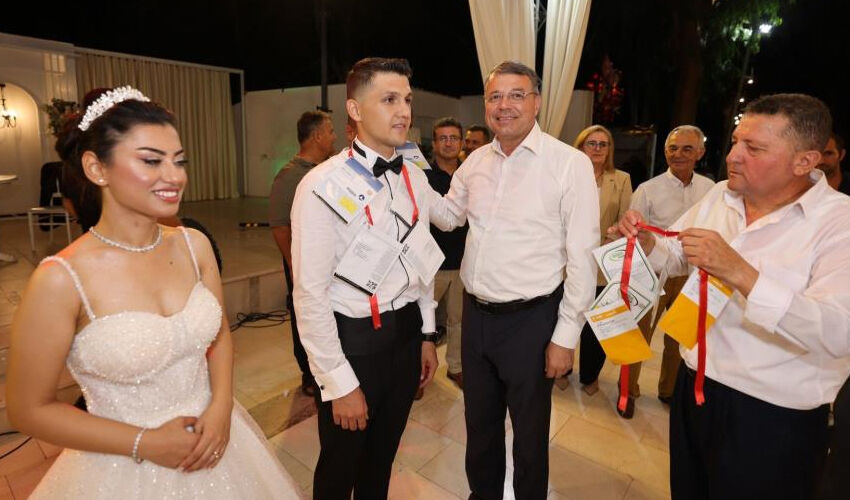 Mersin’de belediye başkanından gelin ve damada ilginç takı! Beşi bir yerde yerine... - 1. Resim