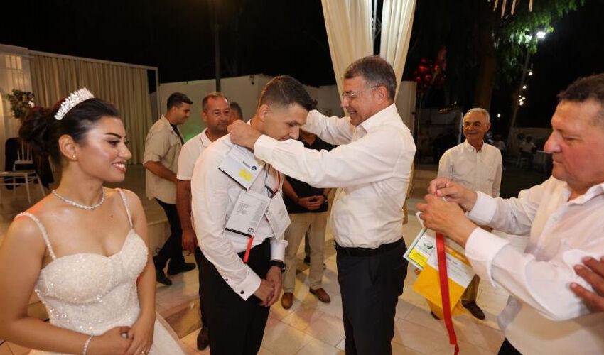 Mersin’de belediye başkanından gelin ve damada ilginç takı! Beşi bir yerde yerine... - 2. Resim