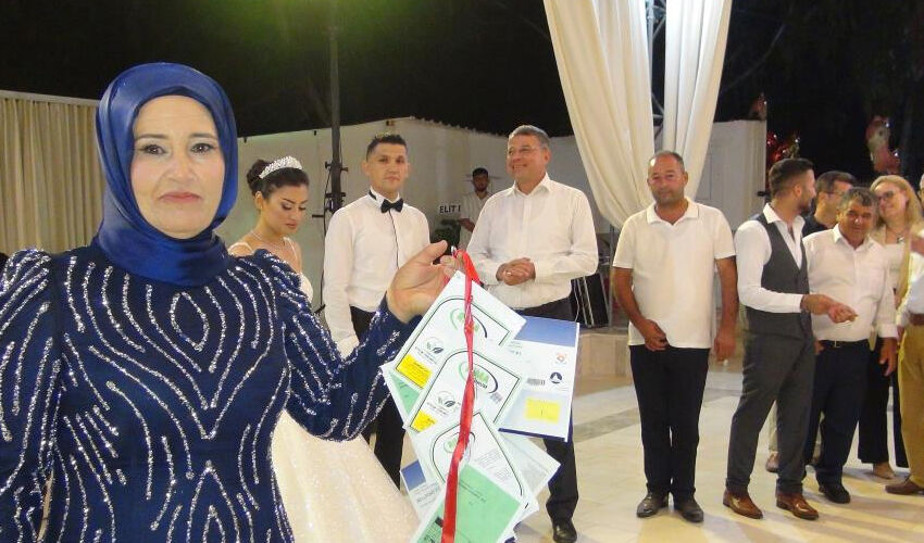 Mersin’de belediye başkanından gelin ve damada ilginç takı! Beşi bir yerde yerine... - 4. Resim