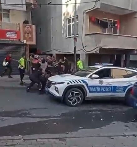 Sokak ortasında meydan muharebesi! Ayırmaya gelen polise de saldırdılar Sokak ortasında meydan muharebesi! Ayırmaya gelen polise de saldırdılar - 1. Resim