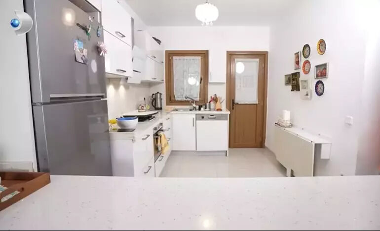 Ünü sunucu Hülya Uğur villasının kapılarını ilk kez açtı! Yatak odasını gören sunucu şoke oldu - 4. Resim