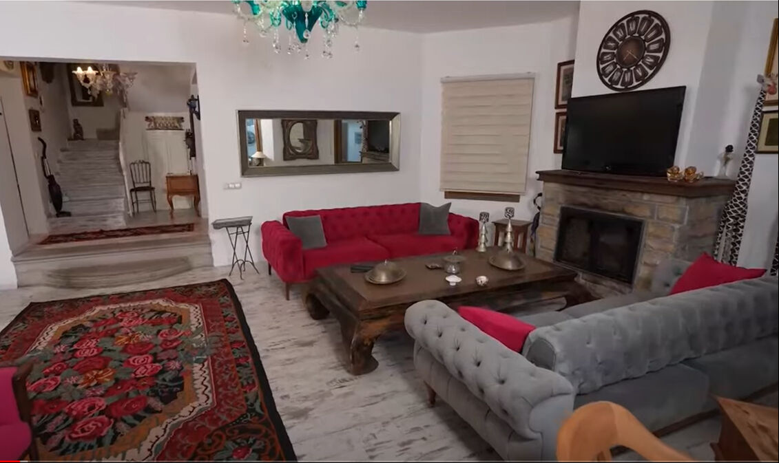 Ünü sunucu Hülya Uğur villasının kapılarını ilk kez açtı! Yatak odasını gören sunucu şoke oldu - 1. Resim