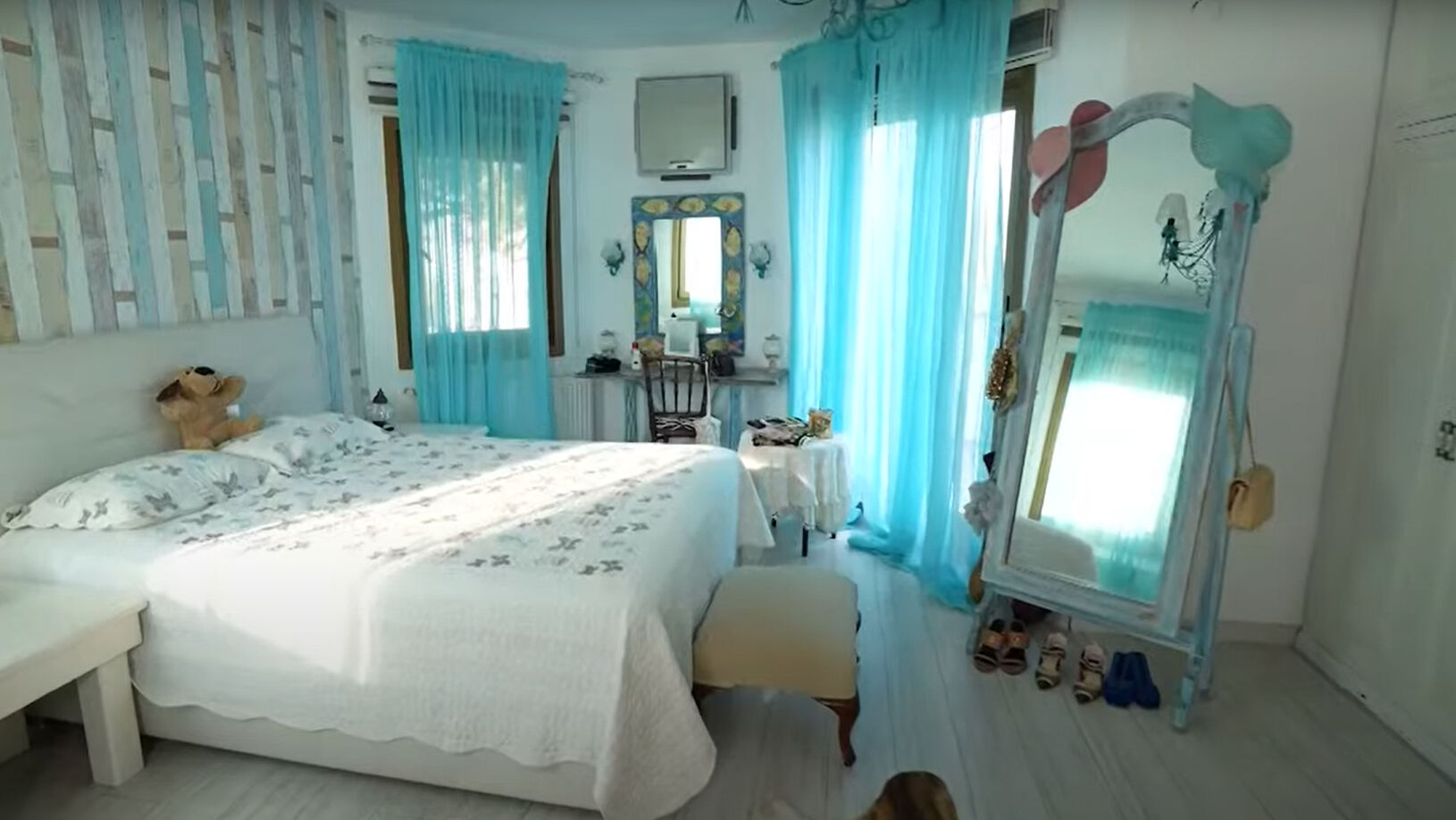 Ünü sunucu Hülya Uğur villasının kapılarını ilk kez açtı! Yatak odasını gören sunucu şoke oldu - 3. Resim