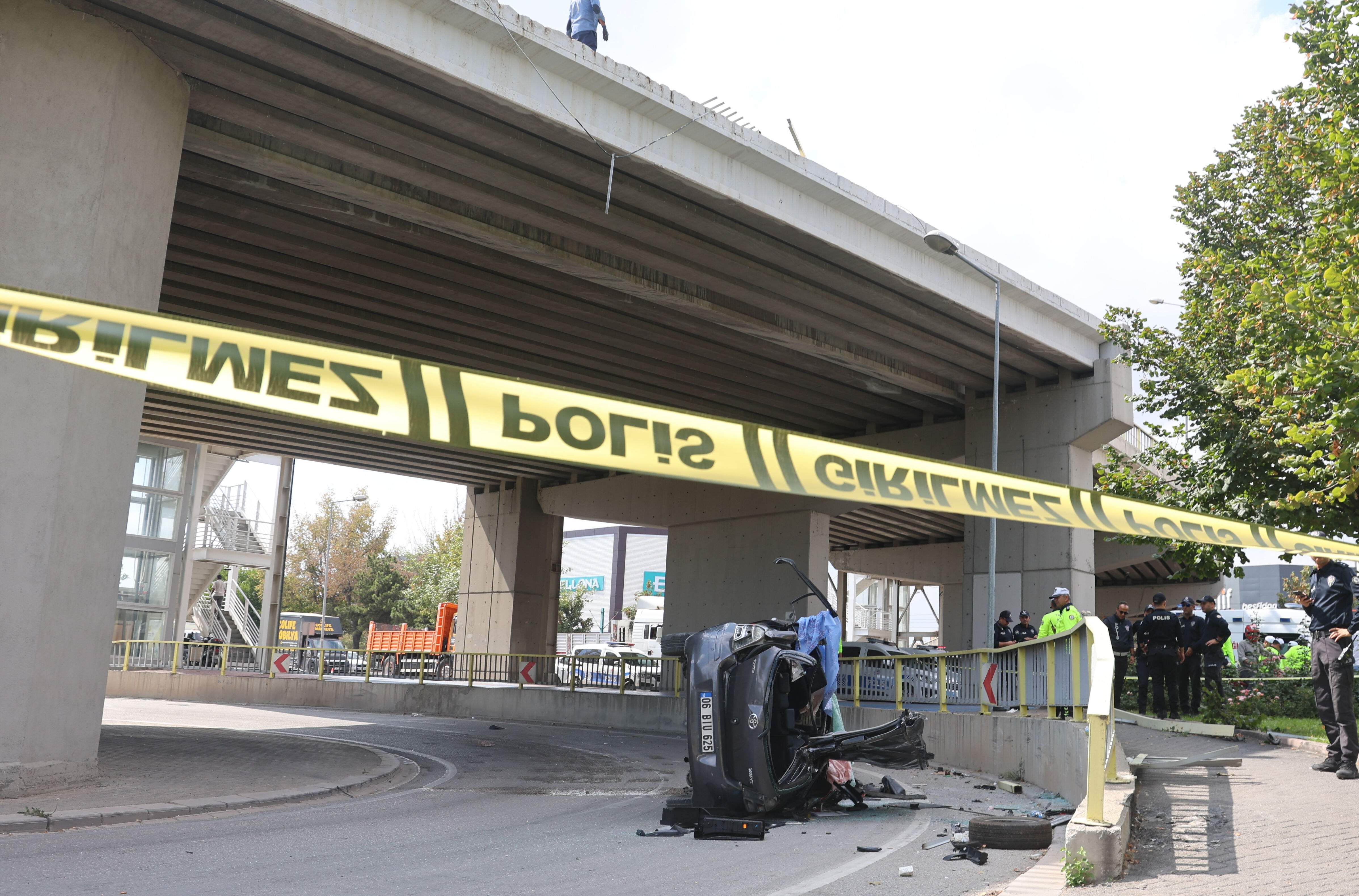 Üst geçitten aşağıya düşen otomobil sürücüsü hayatını kaybetti Üst geçitten aşağıya düşen otomobil sürücüsü hayatını kaybetti - 1. Resim