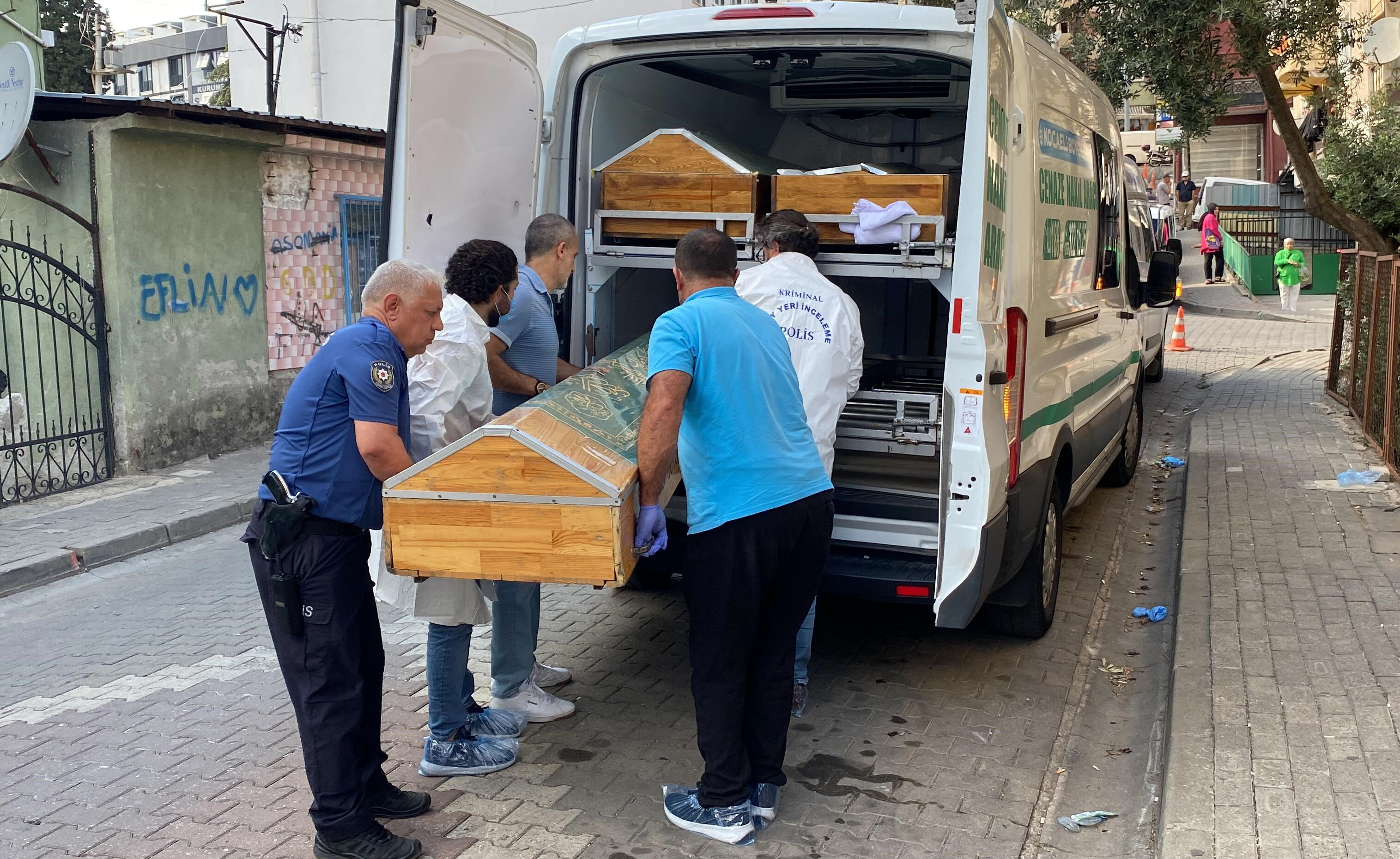 Abisiyle yaşadığı evde bıçaklanmış halde ölü bulundu Abisiyle yaşadığı evde bıçaklanmış halde ölü bulundu - 1. Resim