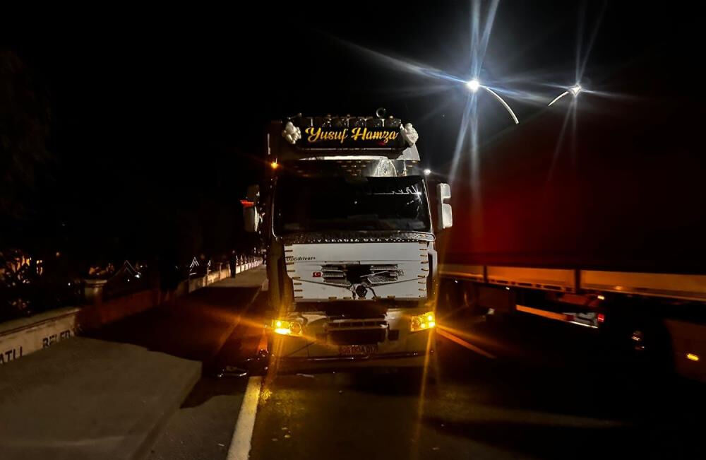 Ankara'da feci kaza! Tırın ezdiği motokurye canından oldu Ankara'da feci kaza! Tırın ezdiği motokurye canından oldu - 1. Resim