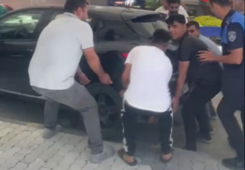 Arnavutköy'de pazarcılar park halindeki aracın sahibini bulamayınca çözümü kendileri buldu - 1. Resim