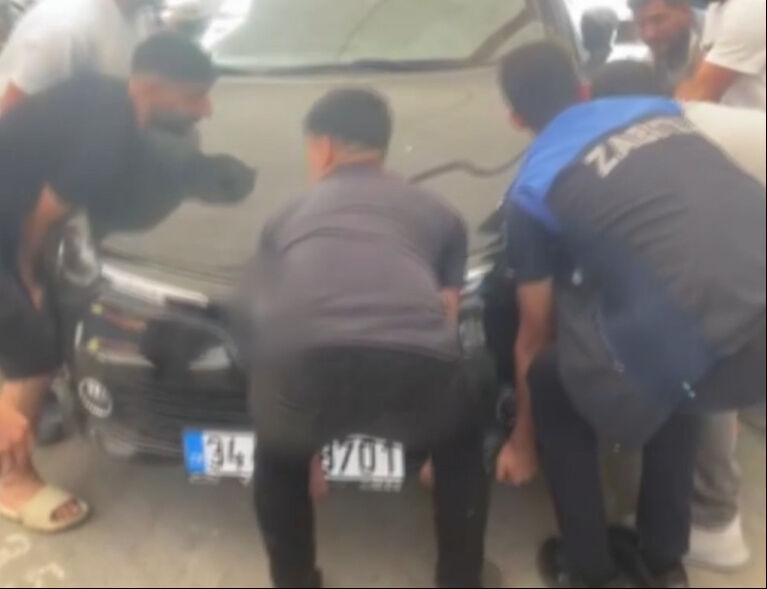 Arnavutköy'de pazarcılar park halindeki aracın sahibini bulamayınca çözümü kendileri buldu - 2. Resim