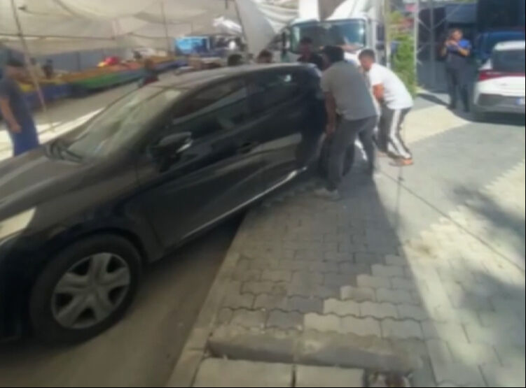 Arnavutköy'de pazarcılar park halindeki aracın sahibini bulamayınca çözümü kendileri buldu - 3. Resim