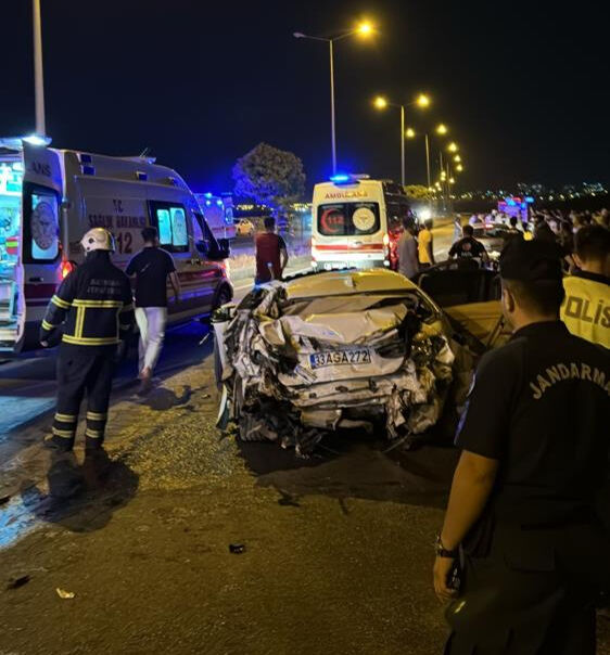 Batman'da yarışa tutuşan iki lüks araç çarpıştı, ölü ve yaralılar var Batman'da yarışa tutuşan iki lüks araç çarpıştı, ölü ve yaralılar var - 3. Resim