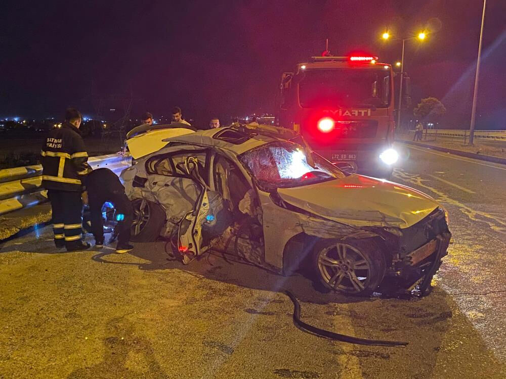 Batman'da yarışa tutuşan iki lüks araç çarpıştı, ölü ve yaralılar var Batman'da yarışa tutuşan iki lüks araç çarpıştı, ölü ve yaralılar var - 1. Resim