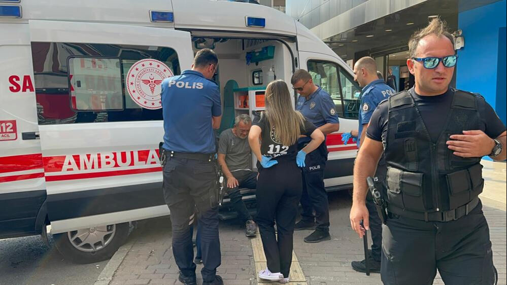 Bursa'da sıcak saatler! Kolonya içen adam ortalığı birbirine kattı, her yer kan gölüne döndü - 2. Resim