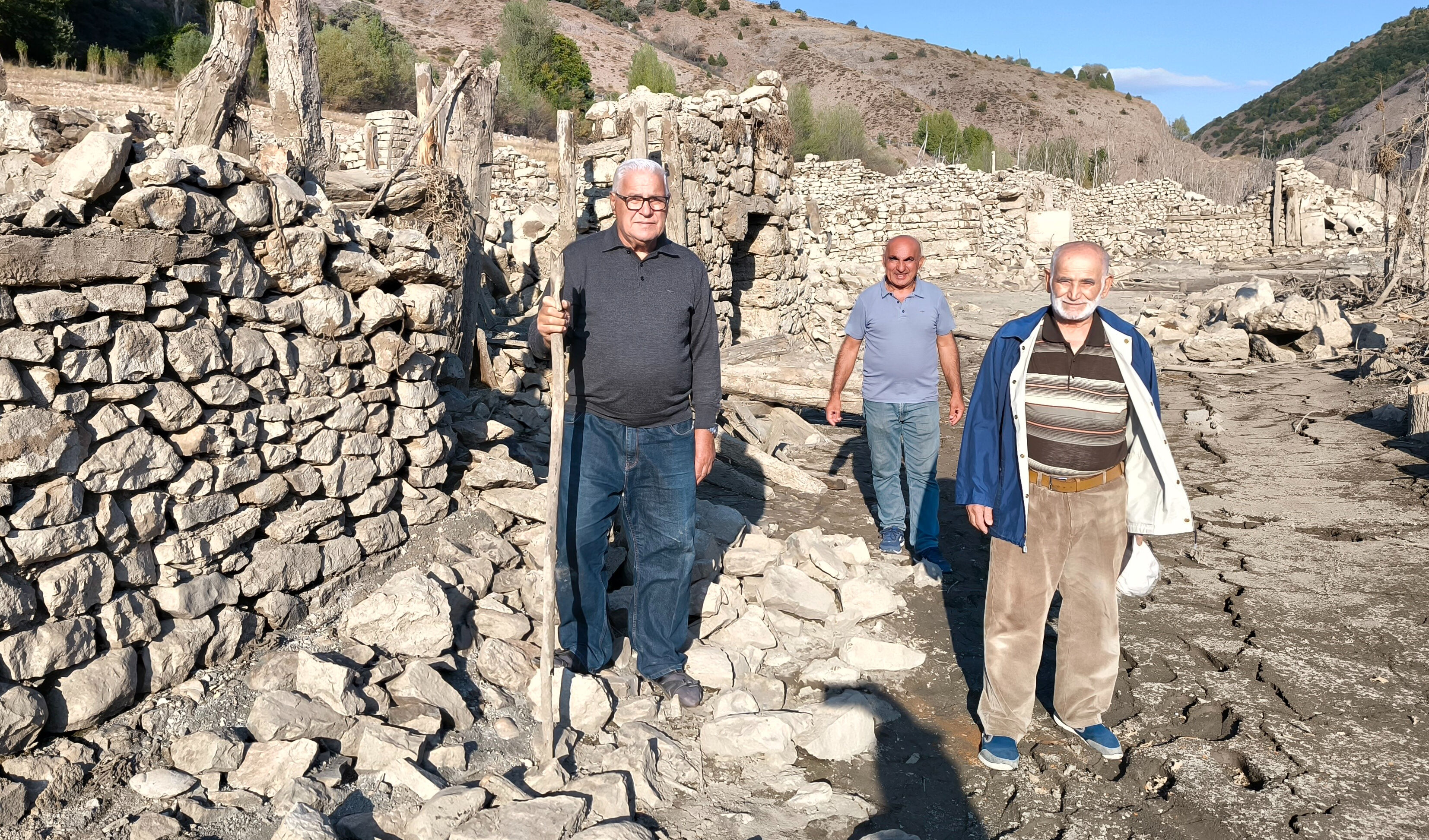 Görenler gözlerine inanamıyor! Kuraklık geldi, asırlık köy ortaya çıktı - 2. Resim